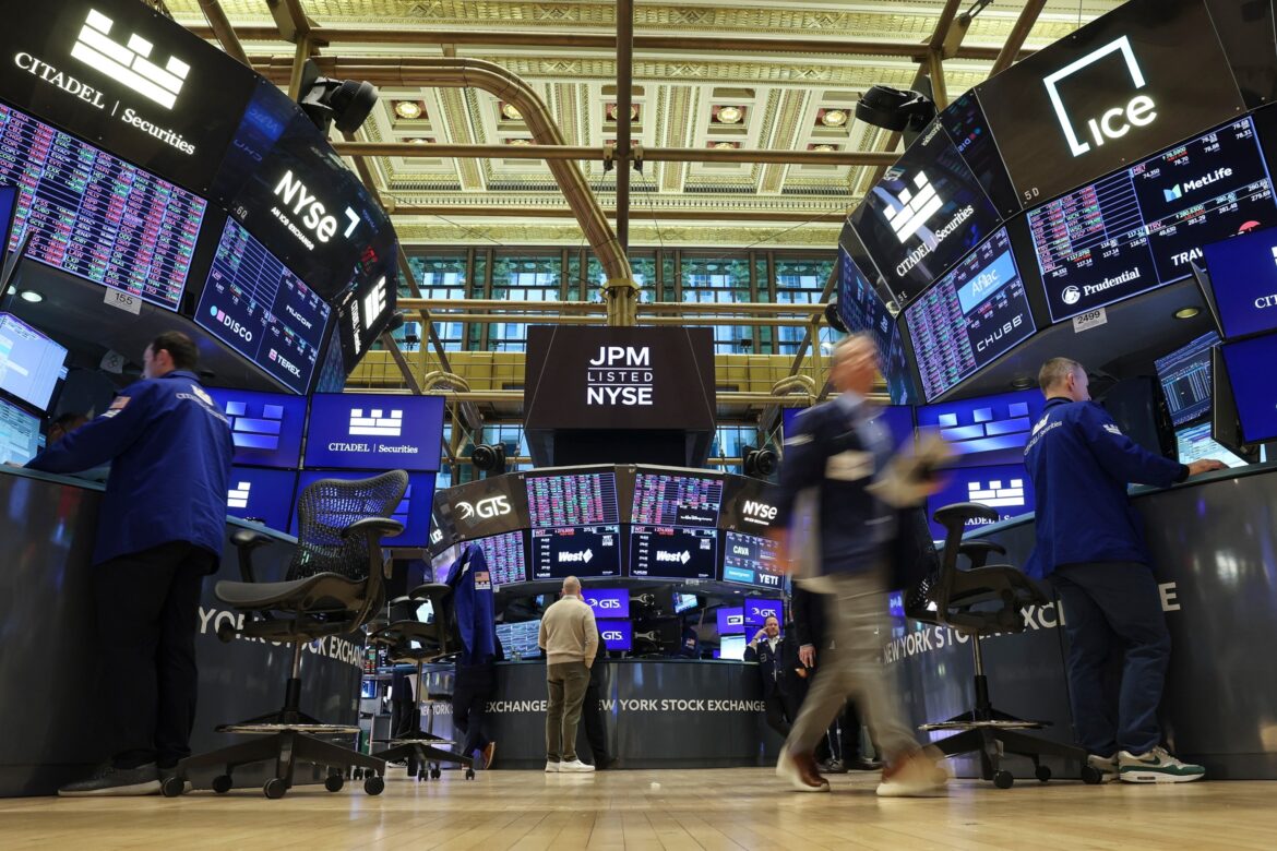 ट्रम्प के डीओजे द्वारा फेड चेयर पॉवेल की आपराधिक जांच शुरू करने के बाद स्टॉक में गिरावट आई