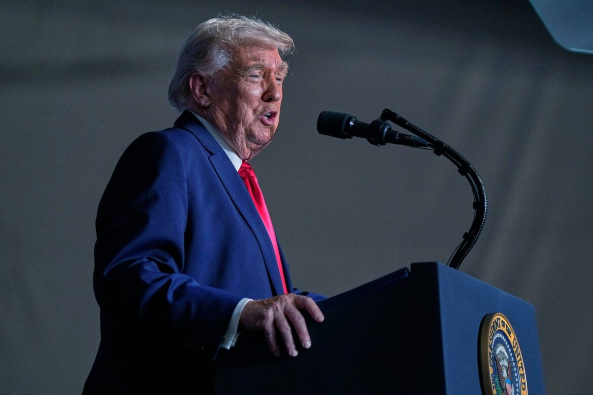 ट्रम्प ने राष्ट्रीय आपातकाल की घोषणा करते हुए क्यूबा को तेल बेचने वाले देशों पर टैरिफ लगाने की धमकी दी