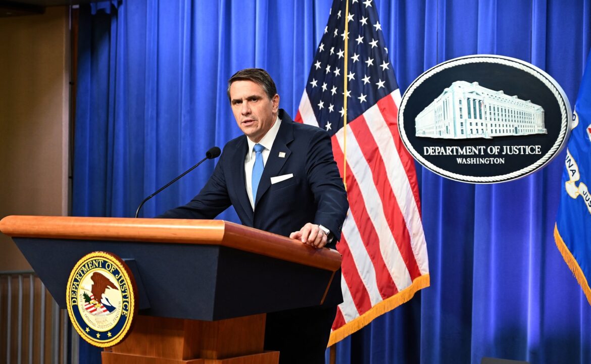 डिप्टी एजी का कहना है कि डीओजे ने एप्सटीन फाइलों के 30 लाख पेज जारी कर ट्रंप की 'रक्षा नहीं की'