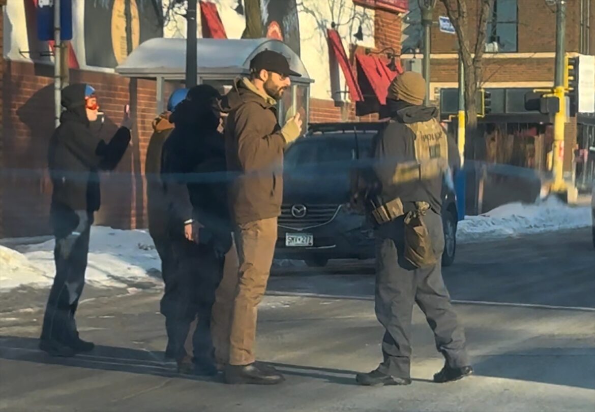 डीएचएस रिपोर्ट में कहा गया है कि एलेक्स प्रीटी की गोलीबारी में 2 एजेंटों ने हथियारों से गोलीबारी की