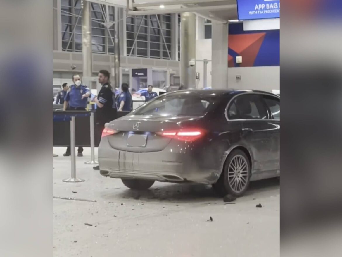 डेट्रॉइट हवाई अड्डे के टर्मिनल में कार के दुर्घटनाग्रस्त होने के बाद ड्राइवर हिरासत में