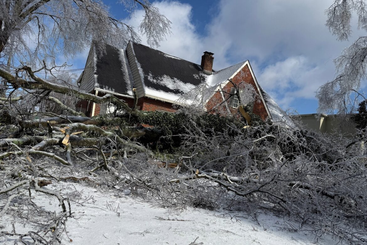 दक्षिण की ओर बढ़ते क्रूर तापमान के कारण हजारों लोग अभी भी बिजली से वंचित हैं