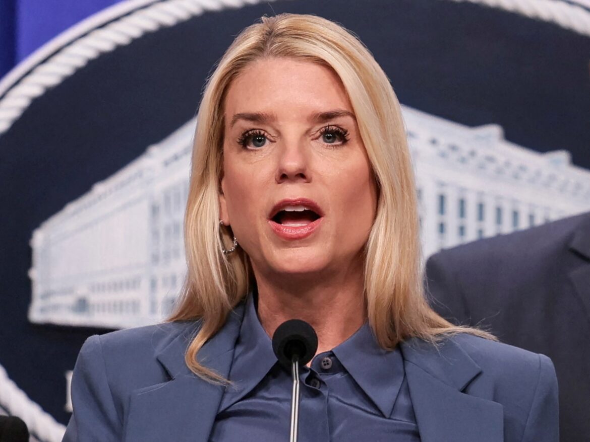 प्रदर्शनकारियों द्वारा मिनियापोलिस चर्च में सेवा बाधित करने के बाद डीओजे जांच कर रहा है, जहां आईसीई क्षेत्र निदेशक पादरी हैं