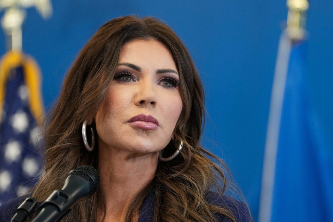 फोटो: होमलैंड सुरक्षा सचिव क्रिस्टी नोएम 8 जनवरी, 2026 को न्यूयॉर्क शहर के वन वर्ल्ड ट्रेड सेंटर में चल रहे अमेरिकी आव्रजन और सीमा शुल्क प्रवर्तन कार्यों पर चर्चा करने के लिए एक संवाददाता सम्मेलन में भाग लेती हैं।