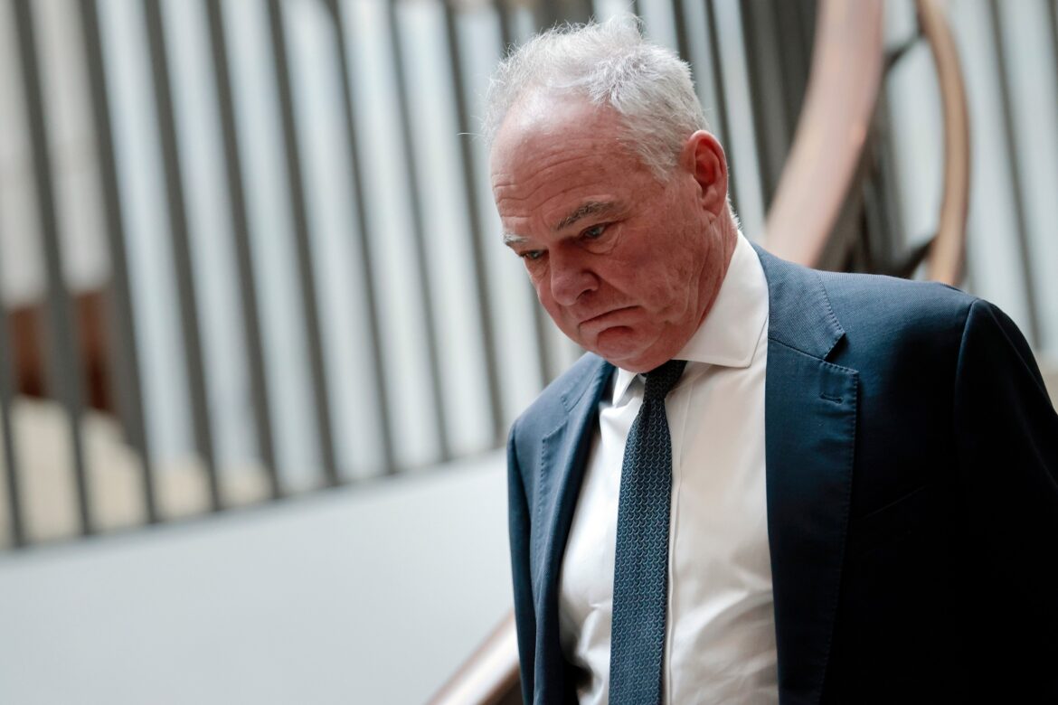 सीनेट ने वेनेज़ुएला पर ट्रम्प पर लगाम लगाने के लिए युद्ध शक्तियों के प्रस्ताव को आगे बढ़ाया