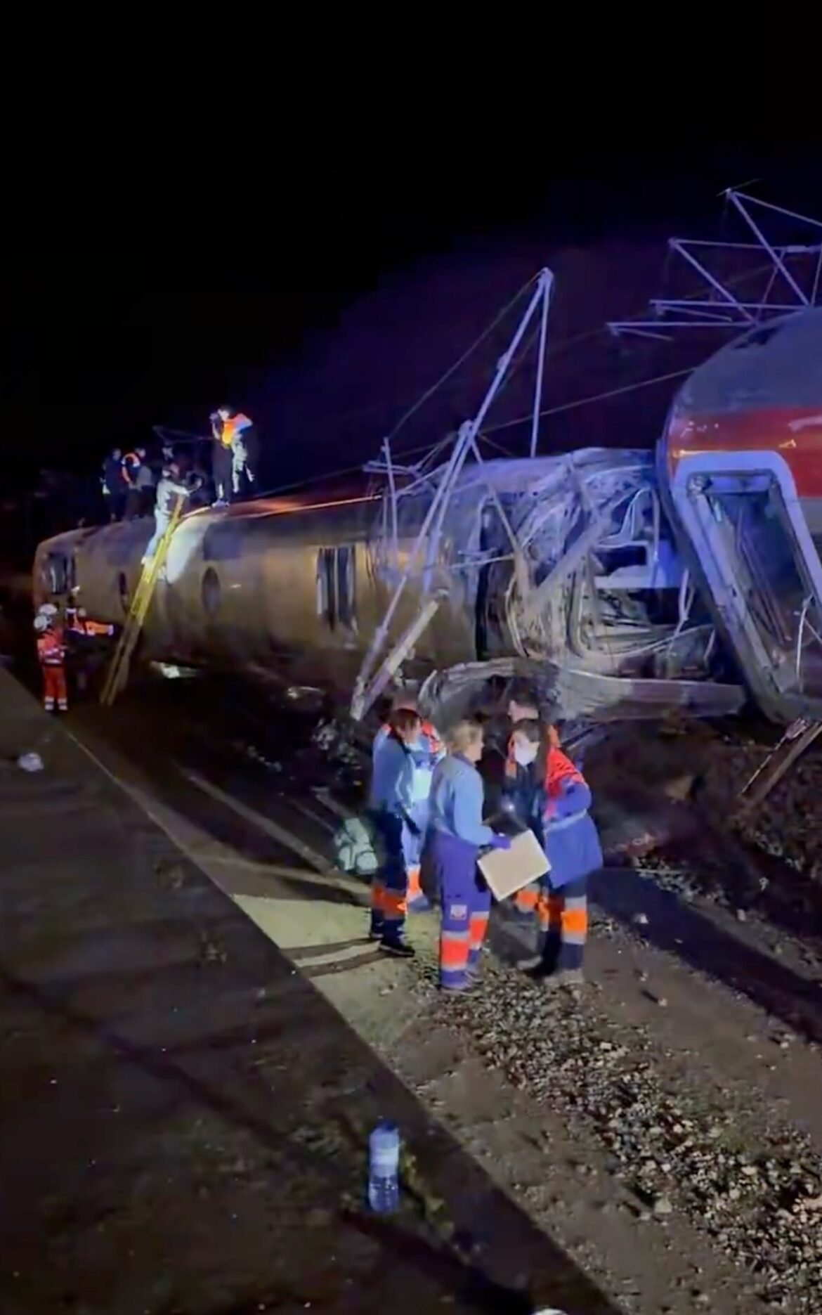 स्पेन में हाई-स्पीड ट्रेन की टक्कर से कम से कम 21 लोगों की मौत, 100 घायल: अधिकारी