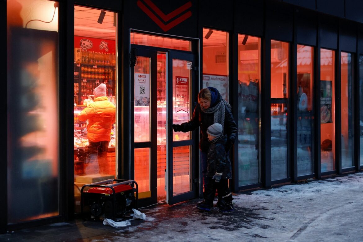 'सामान्य जीवन गायब हो गया है': रूस के ऊर्जा आक्रमण ने यूक्रेन को अंधेरे और कड़कड़ाती ठंड में डुबो दिया है