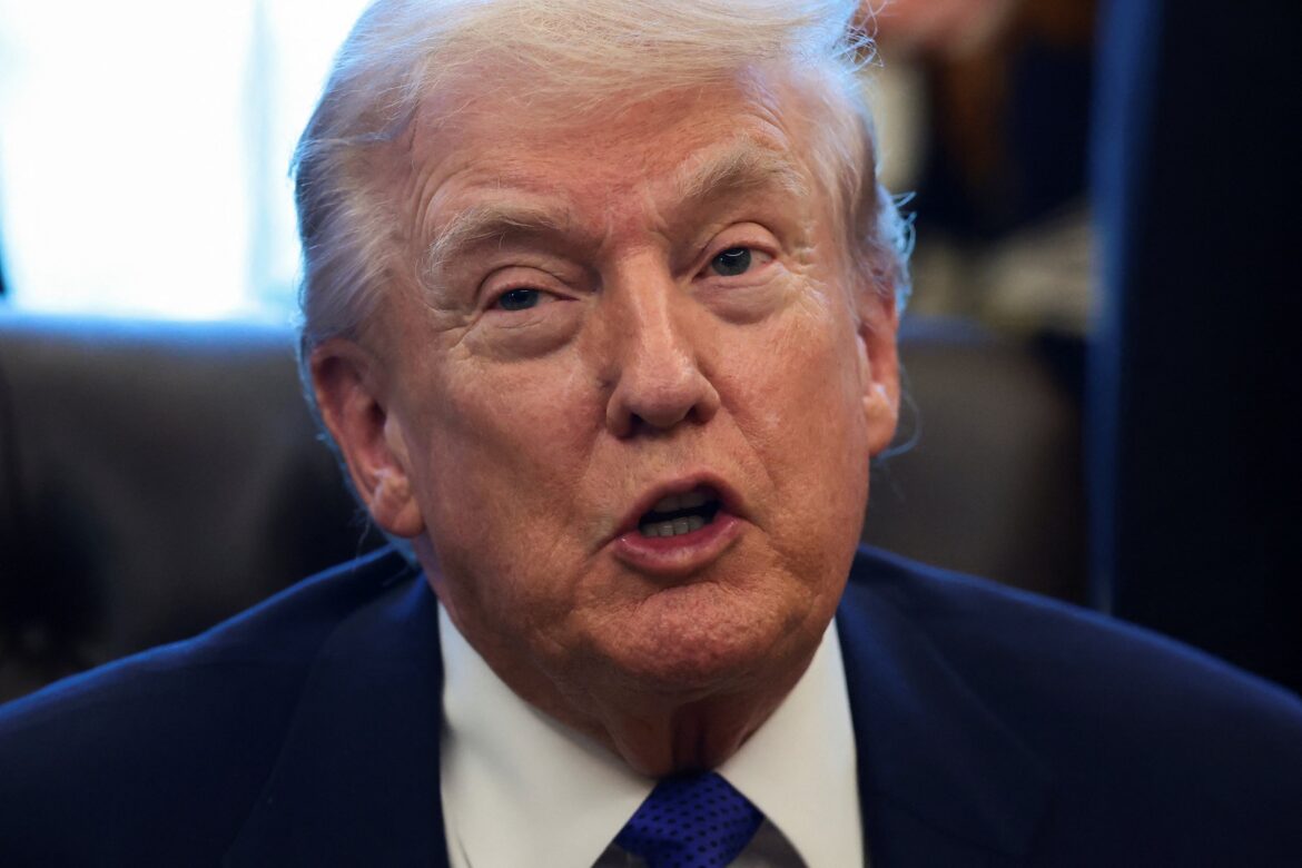 ट्रम्प ने वीडियो साझा किया जिसमें ओबामा का नस्लवादी चित्रण शामिल है, जिस पर प्रतिक्रिया हो रही है