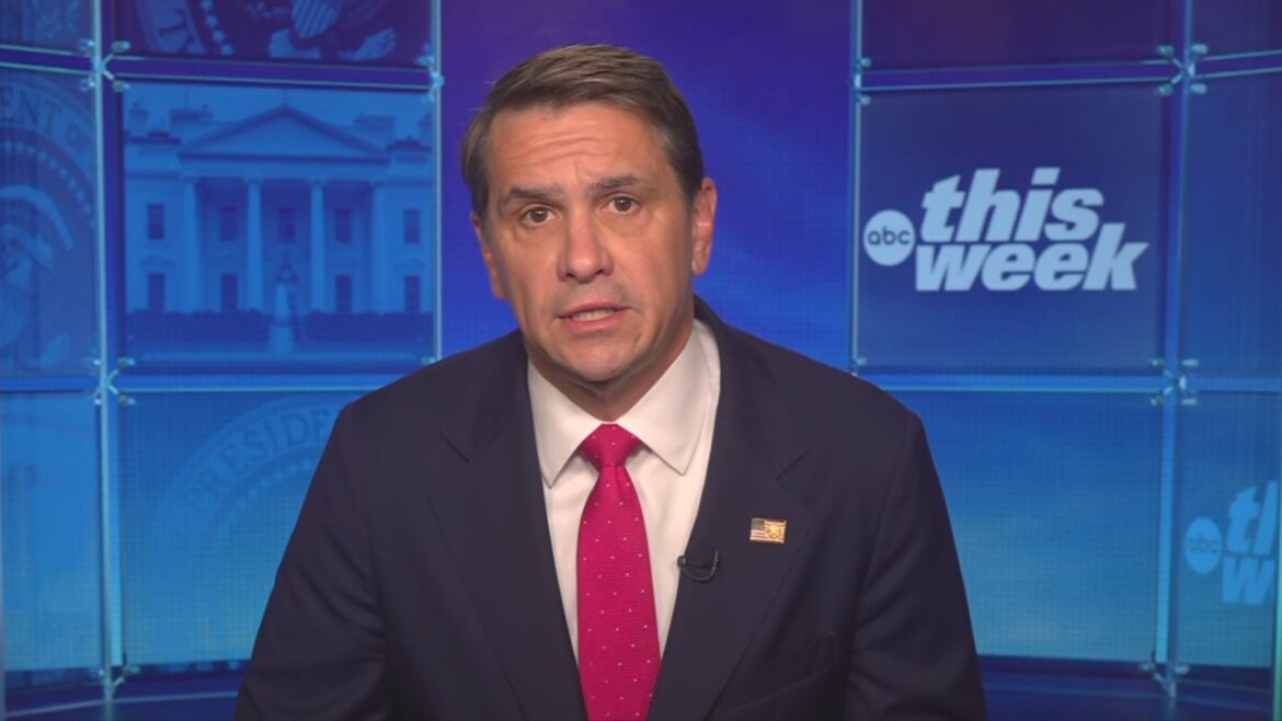 डिप्टी एजी ब्लैंच ने एप्सटीन फाइलों की रिहाई का बचाव किया क्योंकि बचे लोगों ने पुनर्लेखन विफलताओं पर प्रशासन की आलोचना की