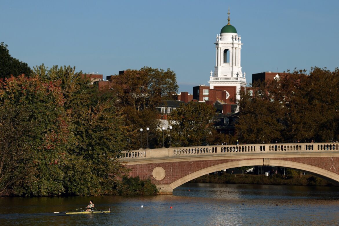 न्याय विभाग ने नस्ल संबंधी प्रवेश दस्तावेजों को कथित तौर पर रोकने के लिए हार्वर्ड पर मुकदमा दायर किया