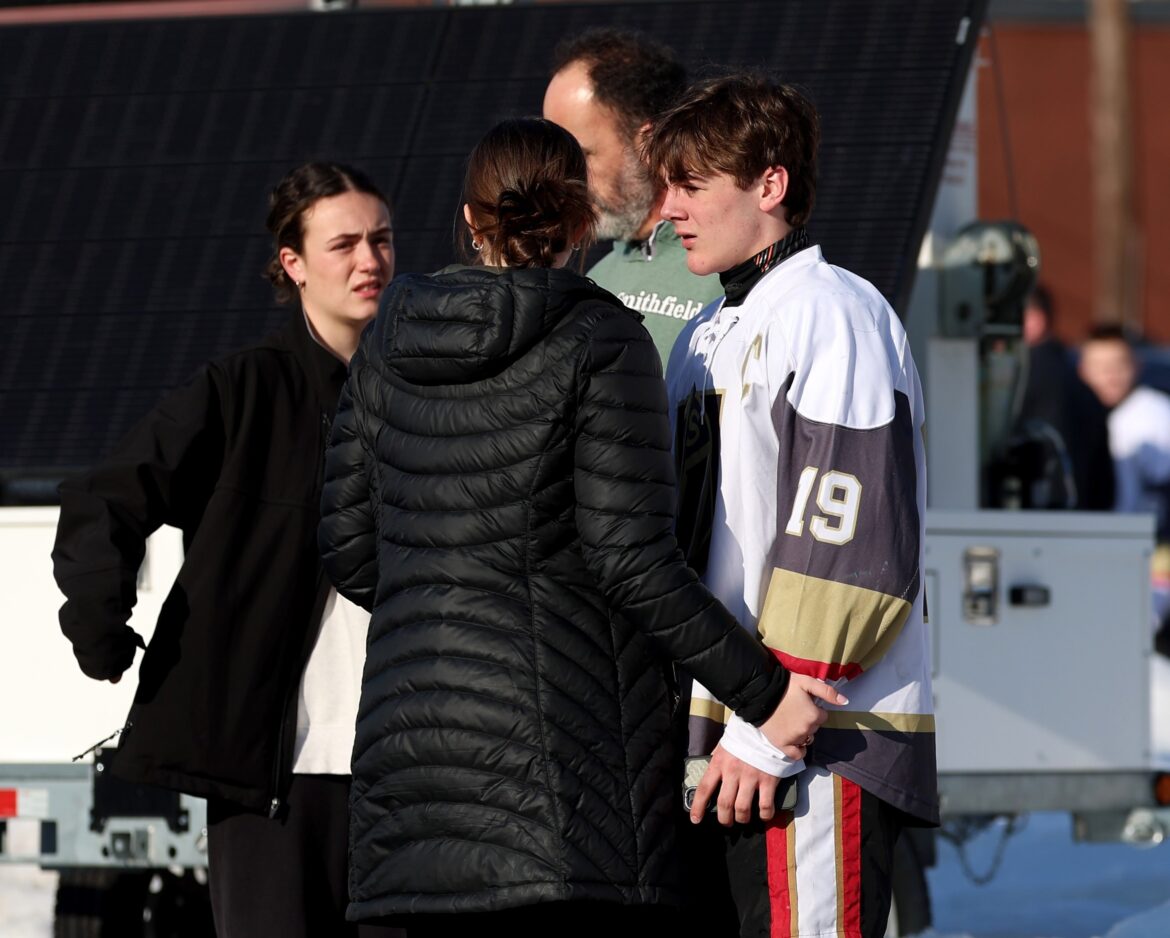 फोटो: 16 फरवरी, 2026 को आइस रिंक पर गोलीबारी के बाद माता-पिता और खिलाड़ी पावकेट, आरआई में लिंच एरेना के पास एकत्र हुए। 