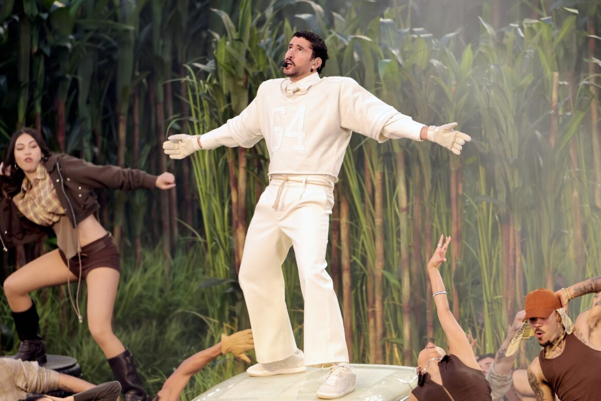 सुपर बाउल 2026: बैड बन्नी प्यूर्टो रिकान संस्कृति को हाफटाइम शो स्टेज पर लाता है